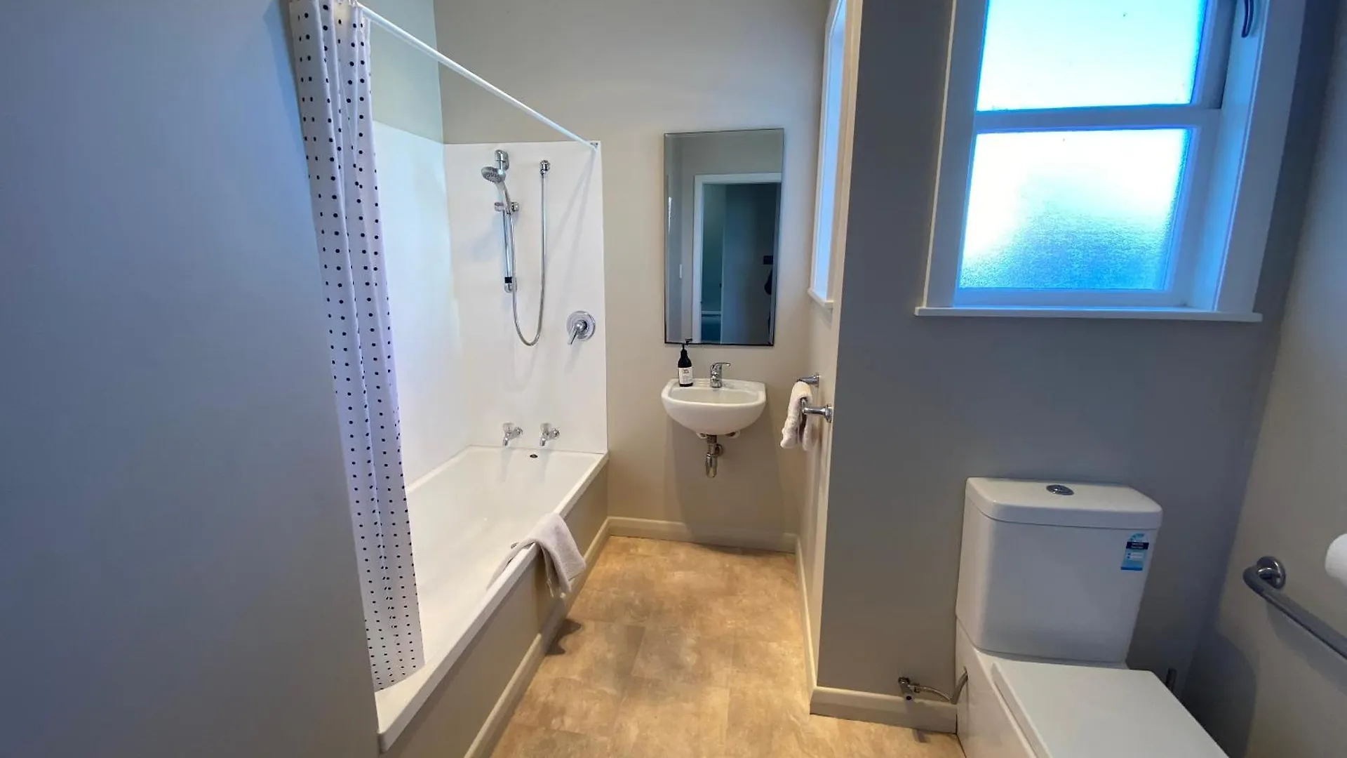 Whole House, Amohau St Opposite Trade Central - 3 Bedrooms, Sleeps Up To 6, 5 Beds, Wheel Chair Friendly Ροτόρυα
