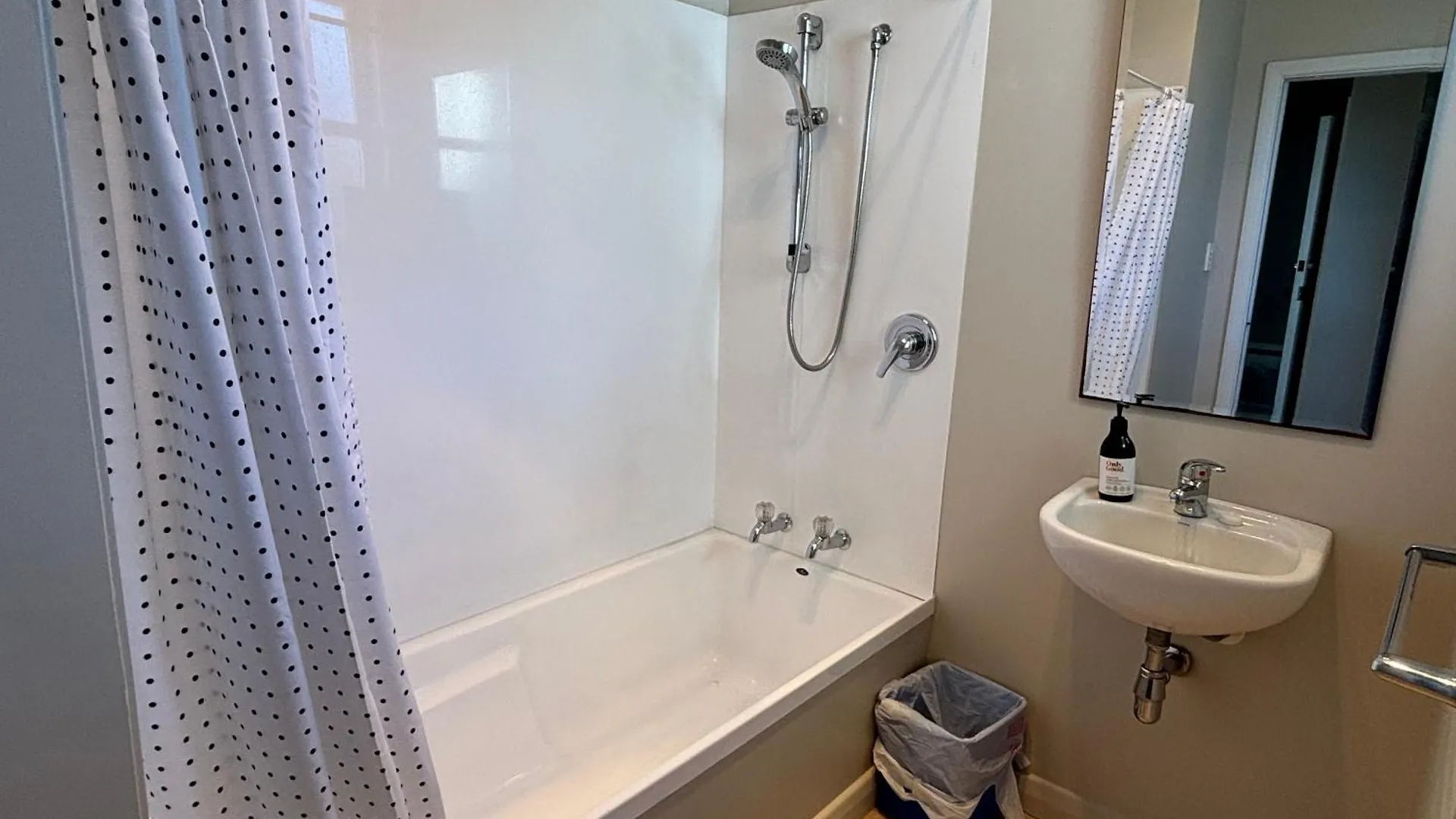 Whole House, Amohau St Opposite Trade Central - 3 Bedrooms, Sleeps Up To 6, 5 Beds, Wheel Chair Friendly Ροτόρυα 0*,  Νέα Ζηλανδία