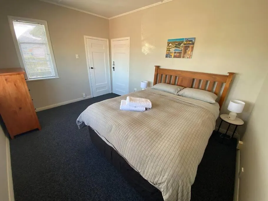 Сasa de vacaciones Whole House, Amohau St Opposite Trade Central - 3 Bedrooms, Sleeps Up To 6, 5 Beds, Wheel Chair Friendly Rotorua